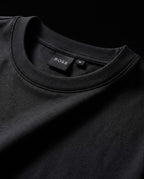 Cuello con ribete reforzado y etiqueta BOSS